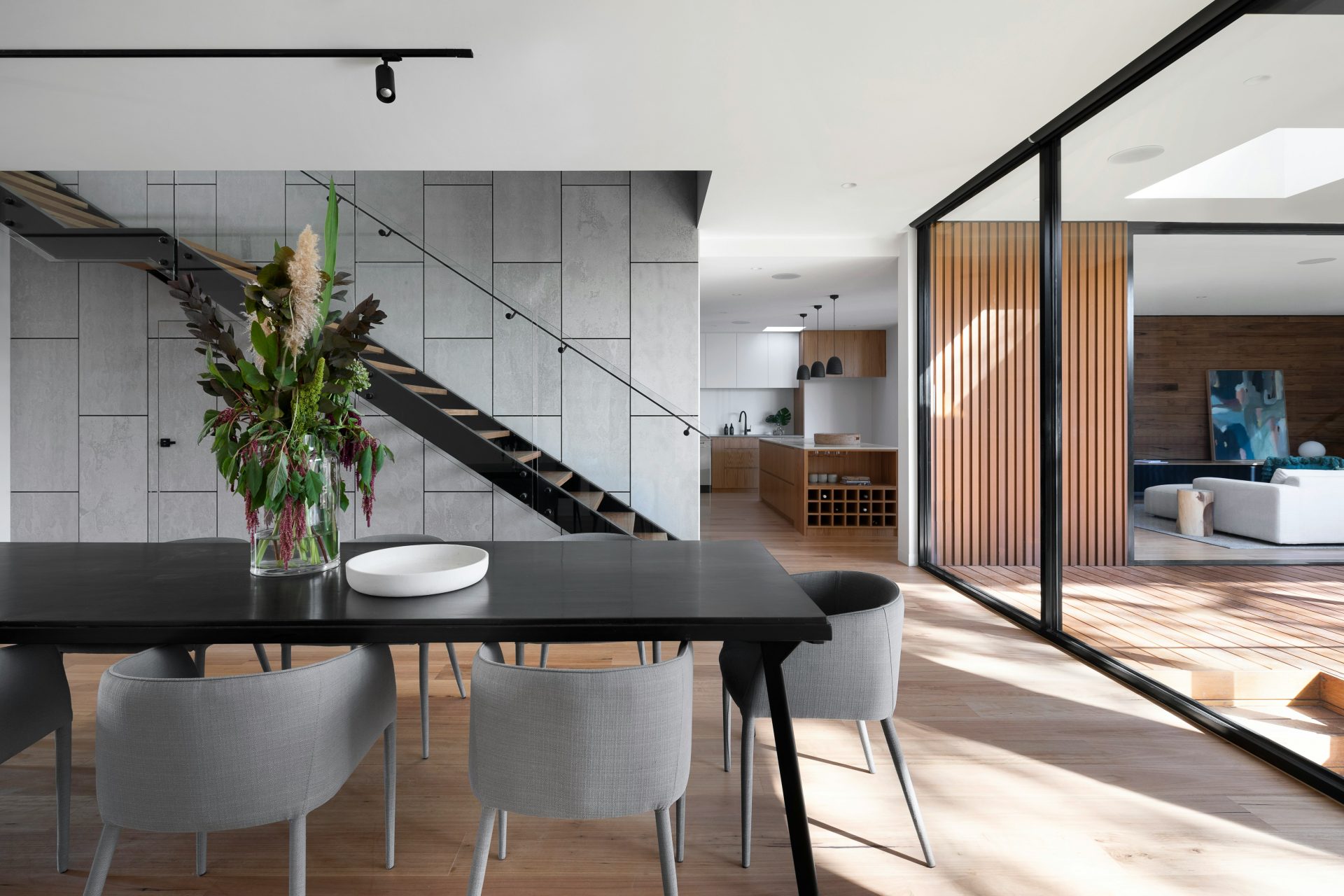 mesa y sillas de madera negra